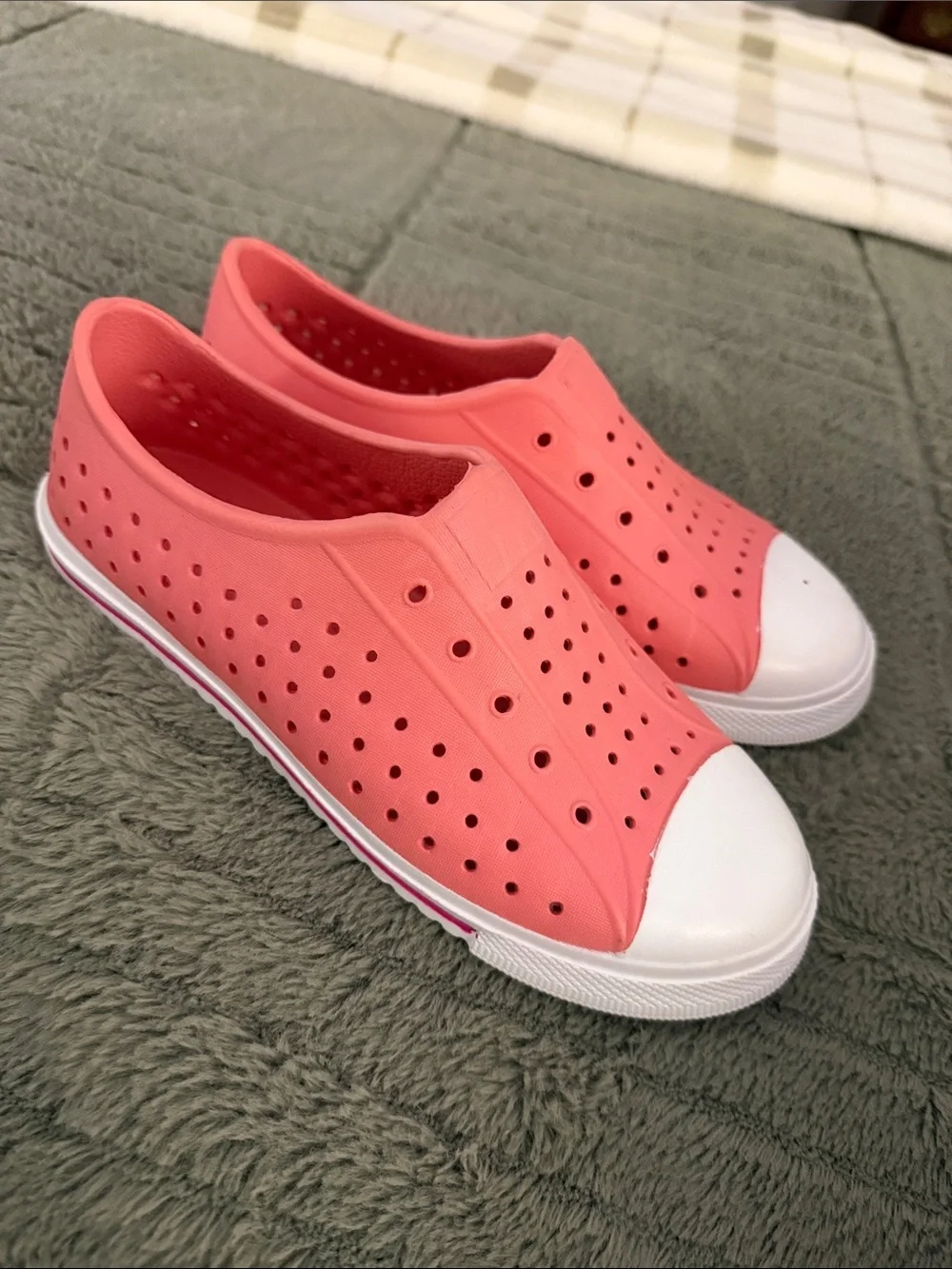 J crew kids waterproof sneakers Native Style Coral Big Kids 5 NEW